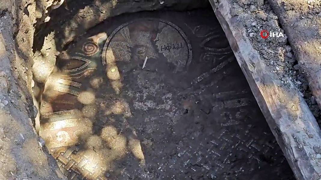 Yaptığı kaçak kazıyı sosyal medyada paylaşınca yakalandı! 2 bin yıllık Roma mozaiği buldu, İtalya'ya satacaktı 2